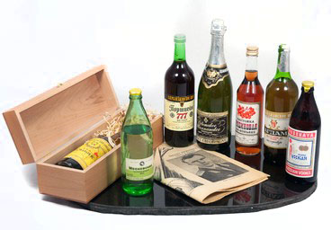 Подарочные наборы со старой газетой и алкоголем